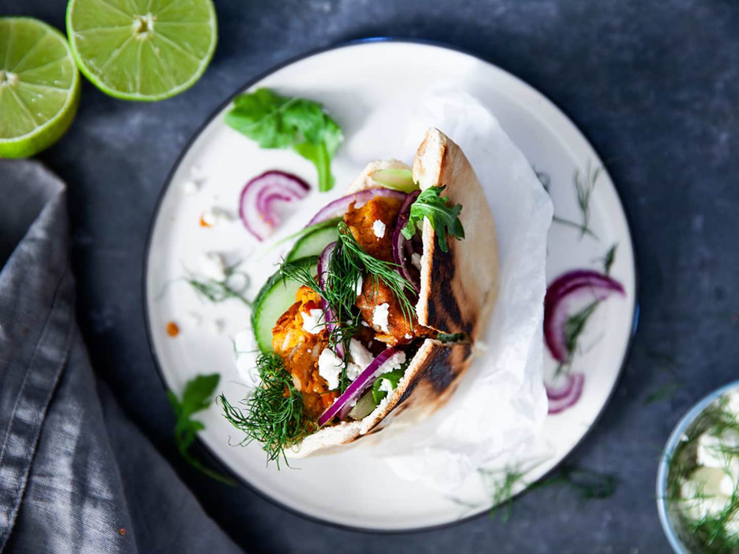 Grönsaksbiffar i pitabröd med fetaoströra