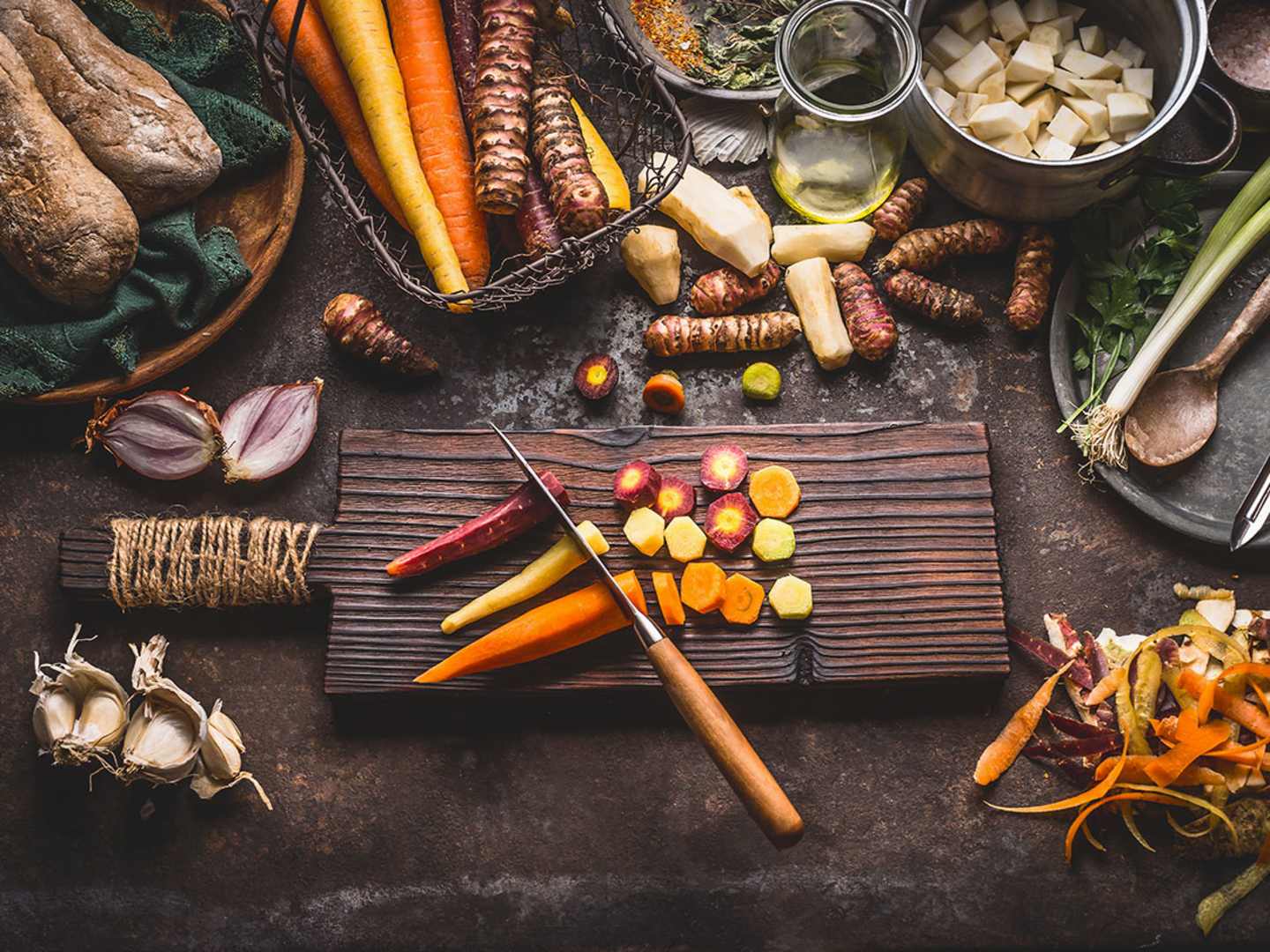 Kökskniv och hackade rotfrukter