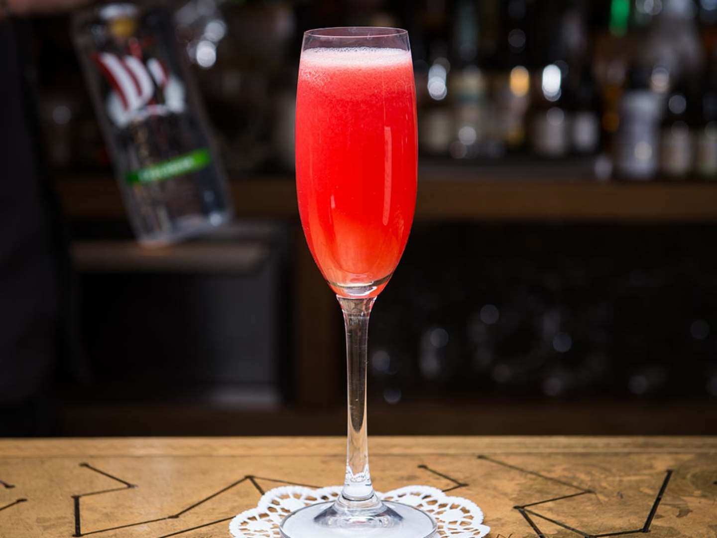 Drink med Explorer Gin, citron, hallon och Cava