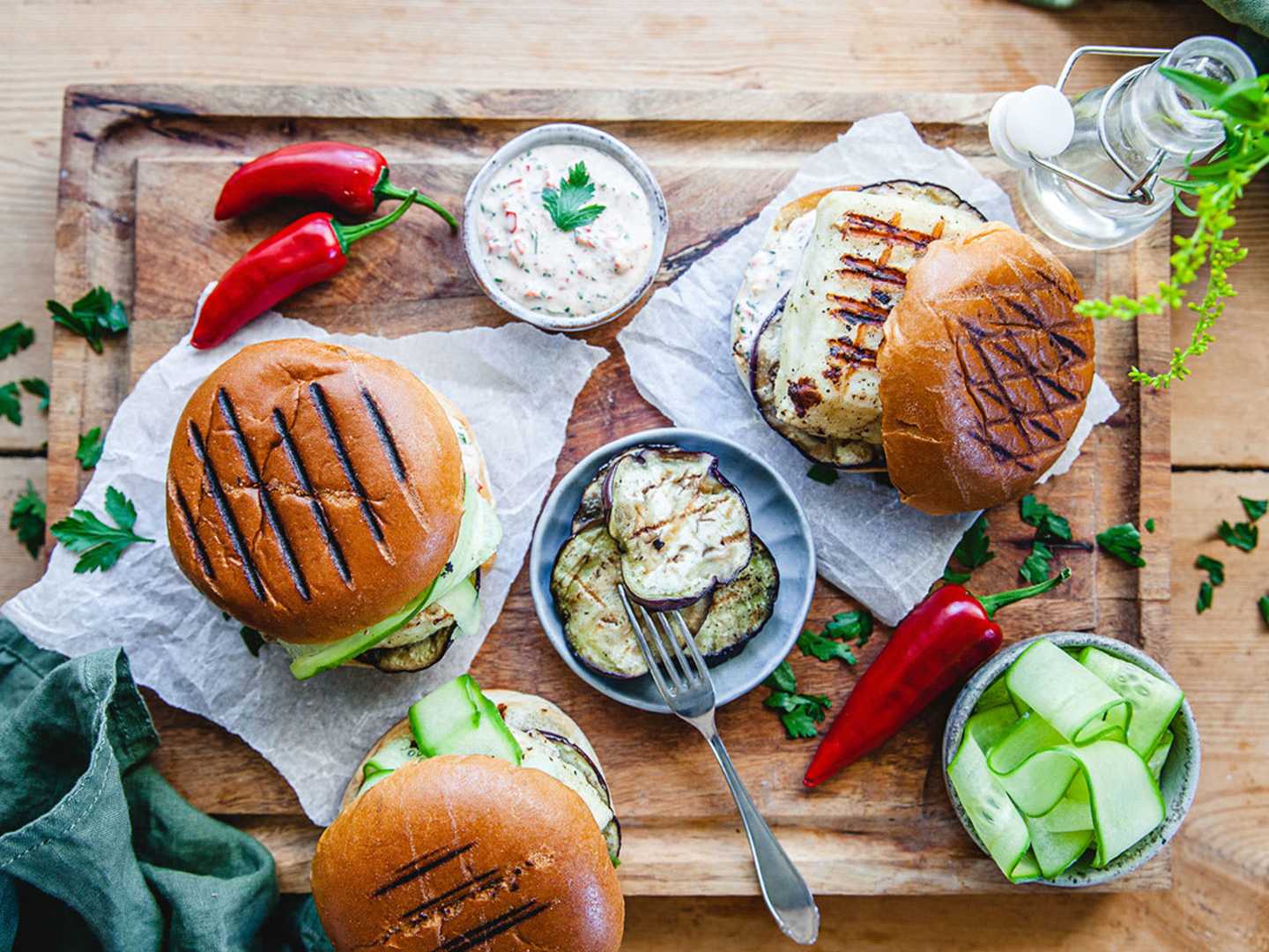 Halloumiburgare med grillad aubergine och chimichurrimajo