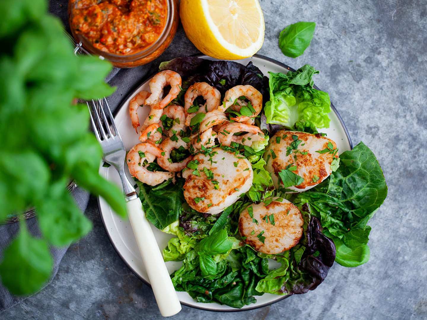 Halstrade pilgrimsmusslor med vitlöksräkor och paprikaröra