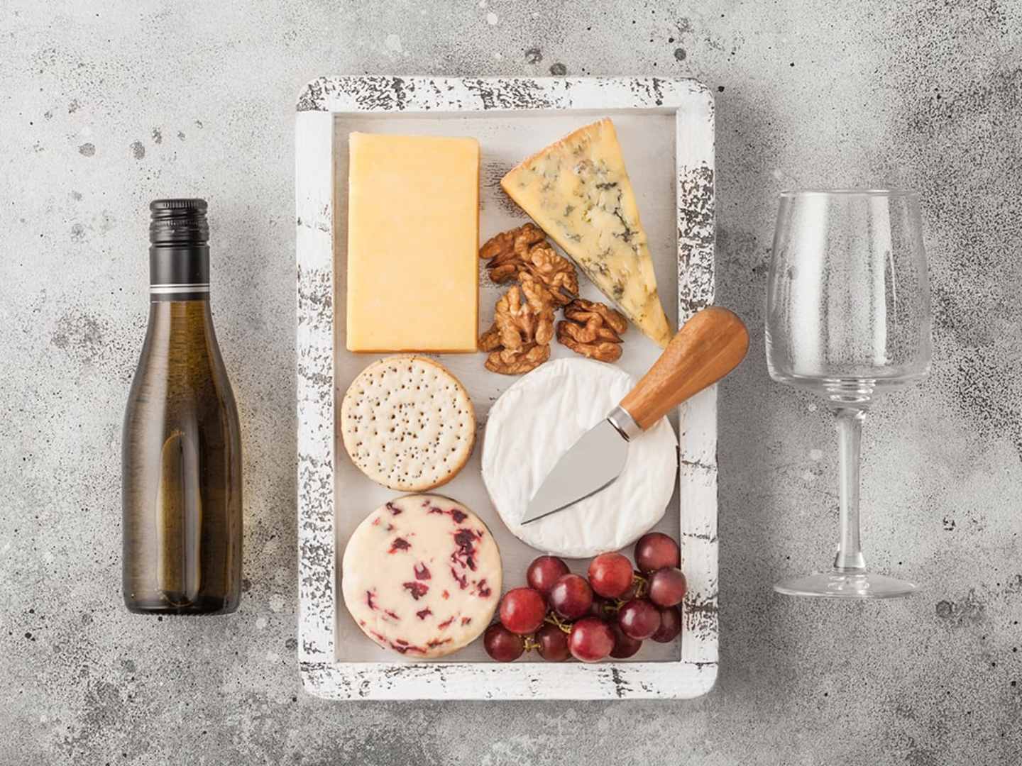 Ostbricka med halvflaska vin