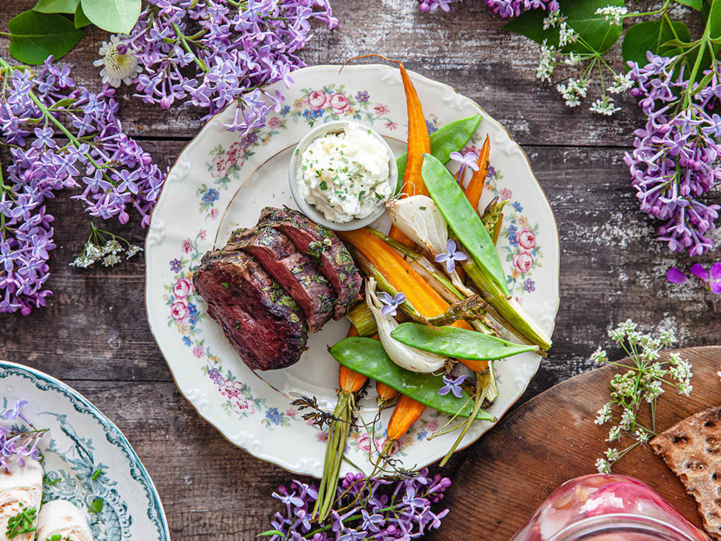helgrillad oxfilé med primörer på tallrik.