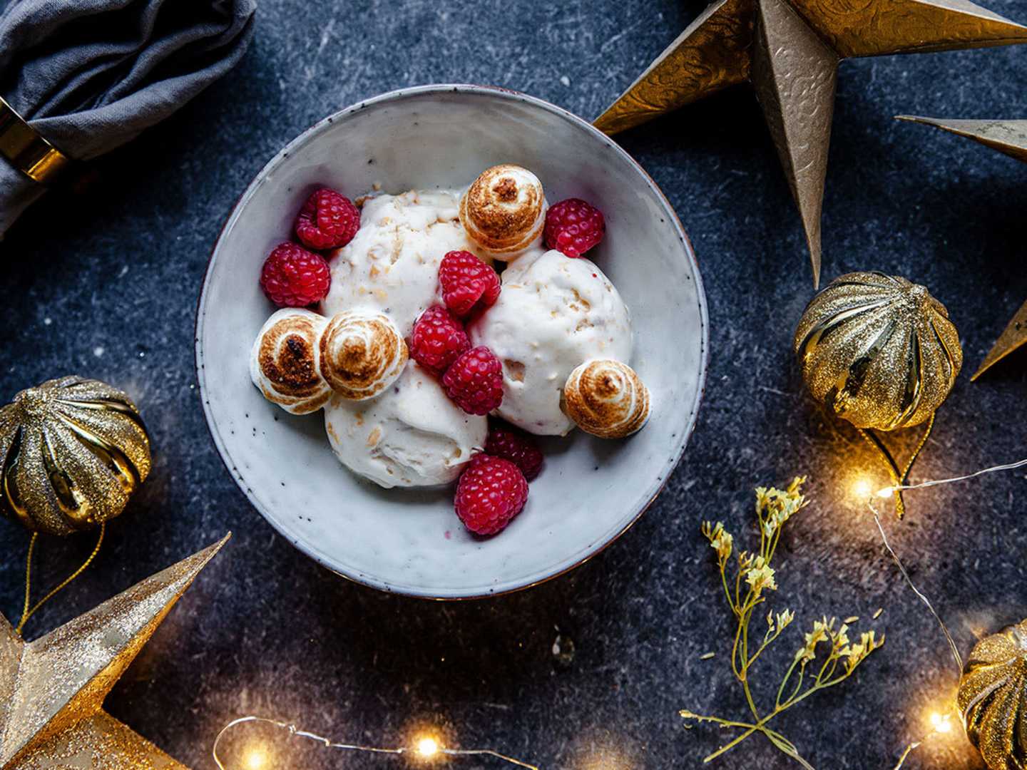 Hjortronglass med bränd maräng och färska hallon