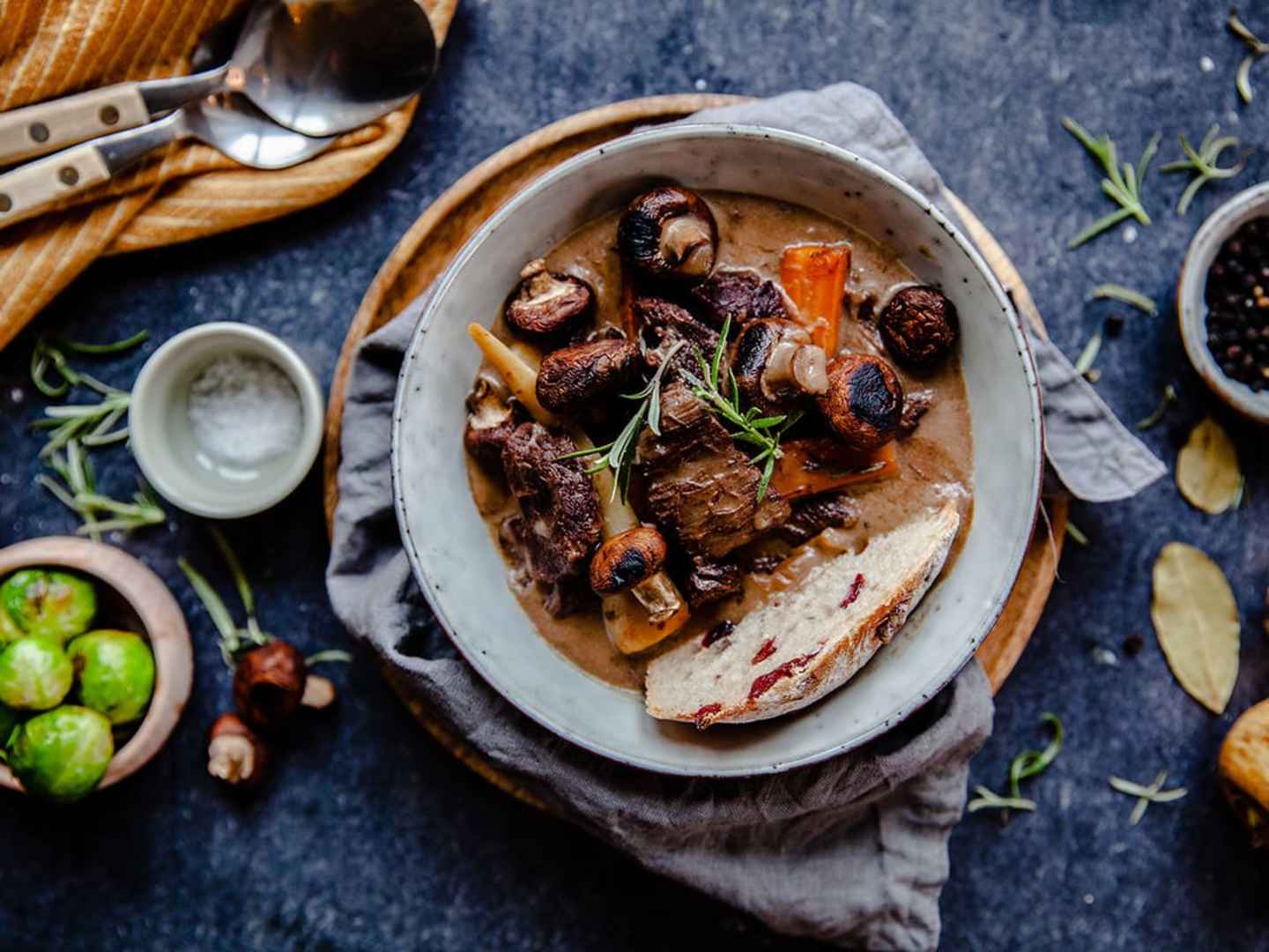 Högrevsgryta med rotsaker, syrad grädde och rosmarinstekt brysselkål