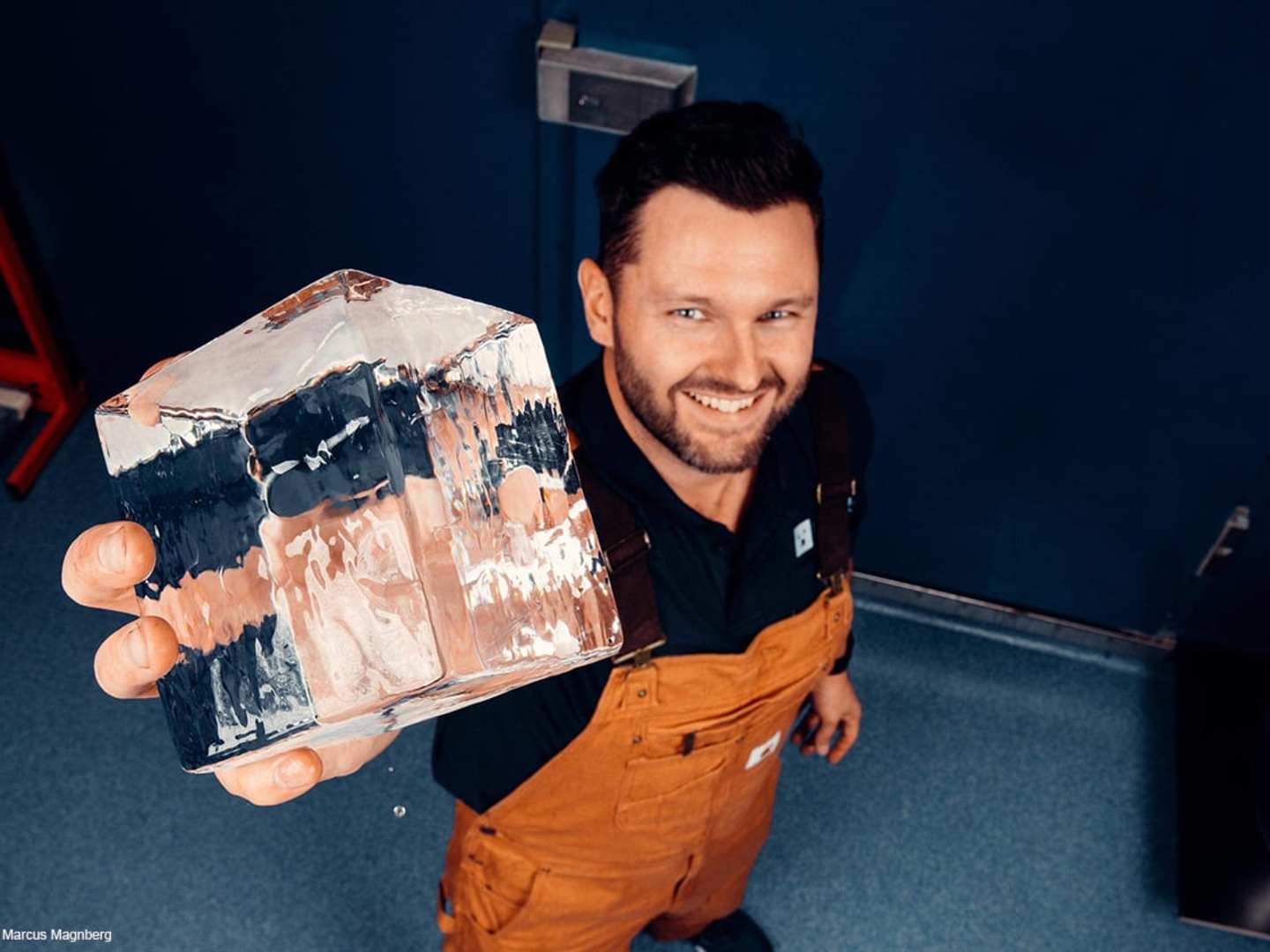 Sebastian Solstad Törnells håller isblock