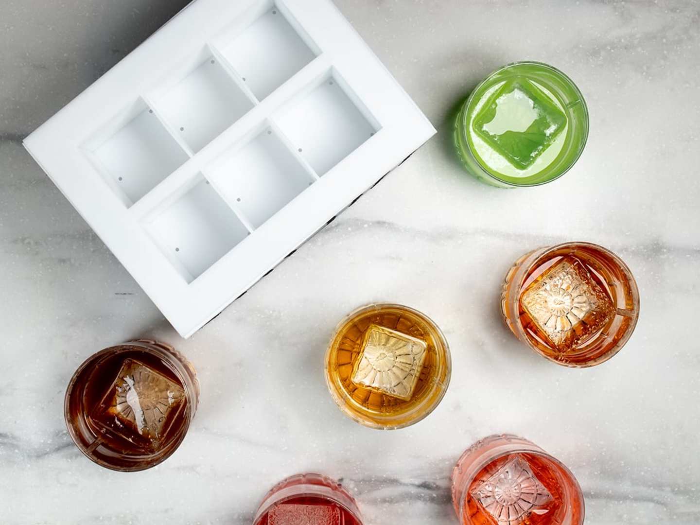 Islåda med drinkar i olika färger