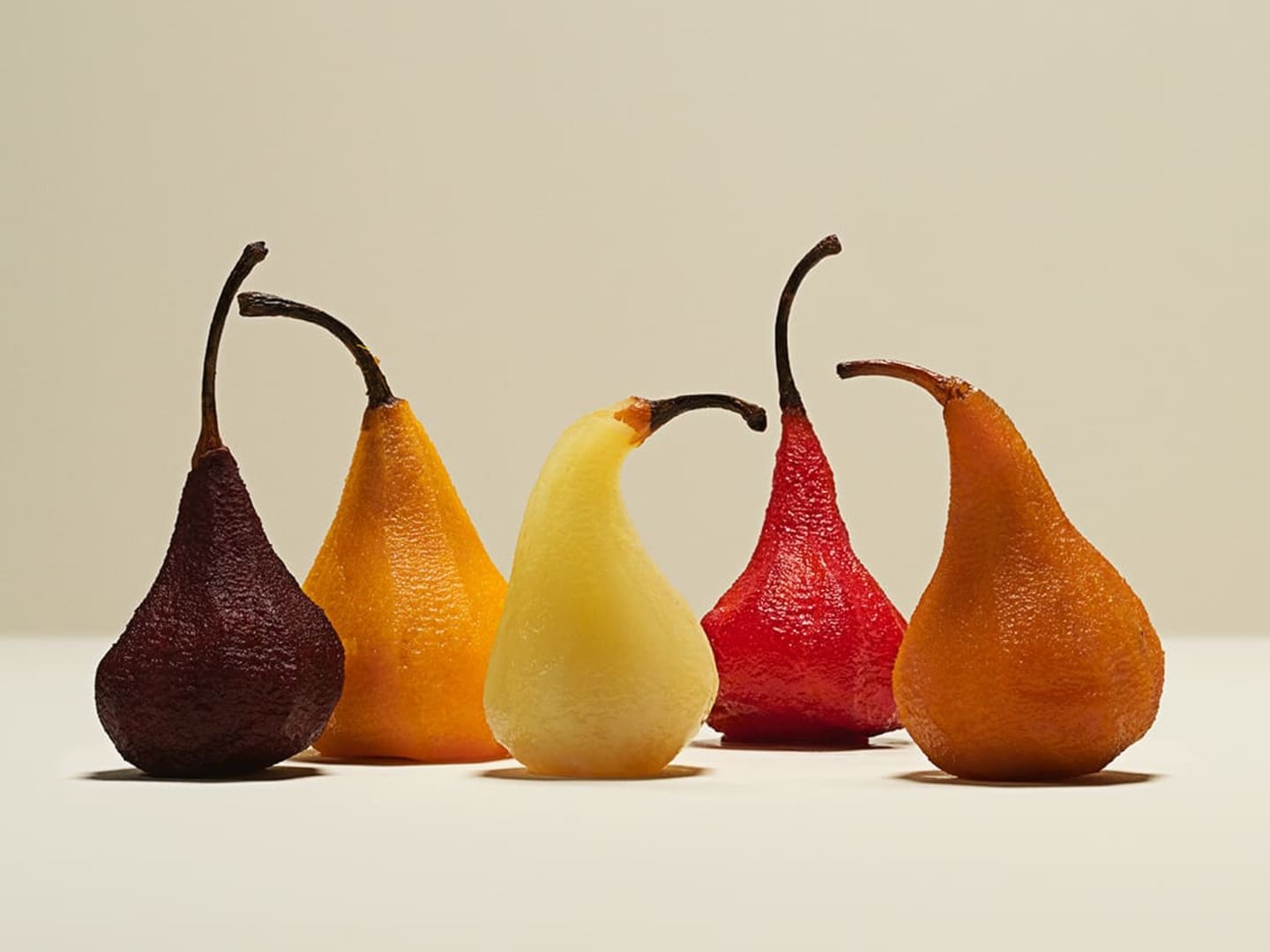 Inkokta päron i fem olika färger