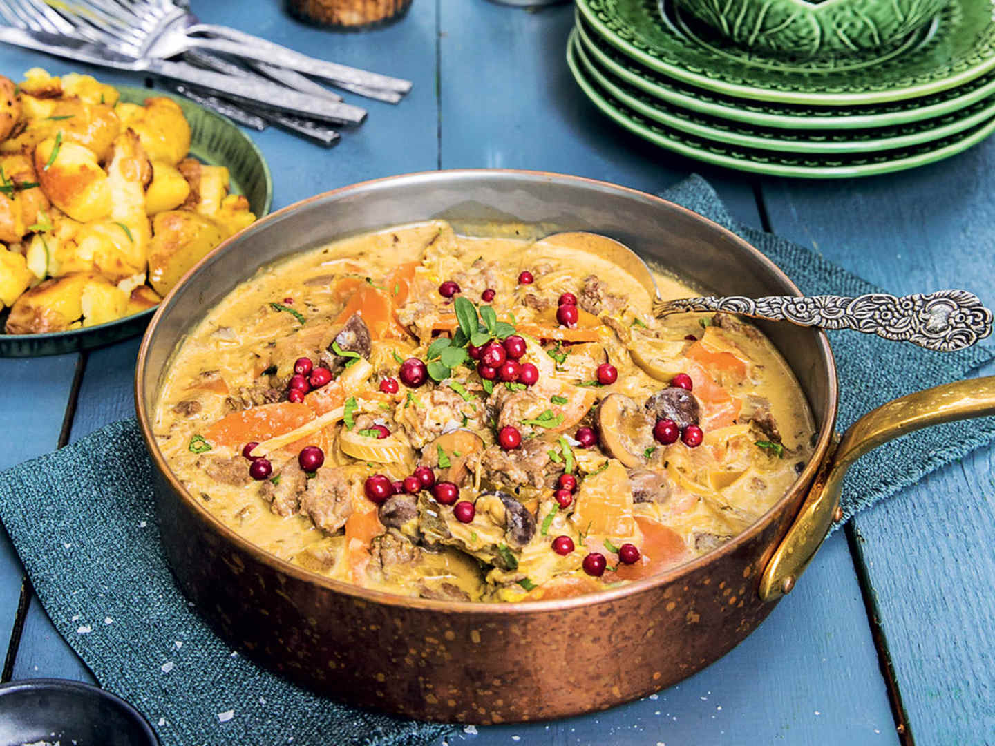 Gräddig jägargryta med lingon och skogschampinjoner