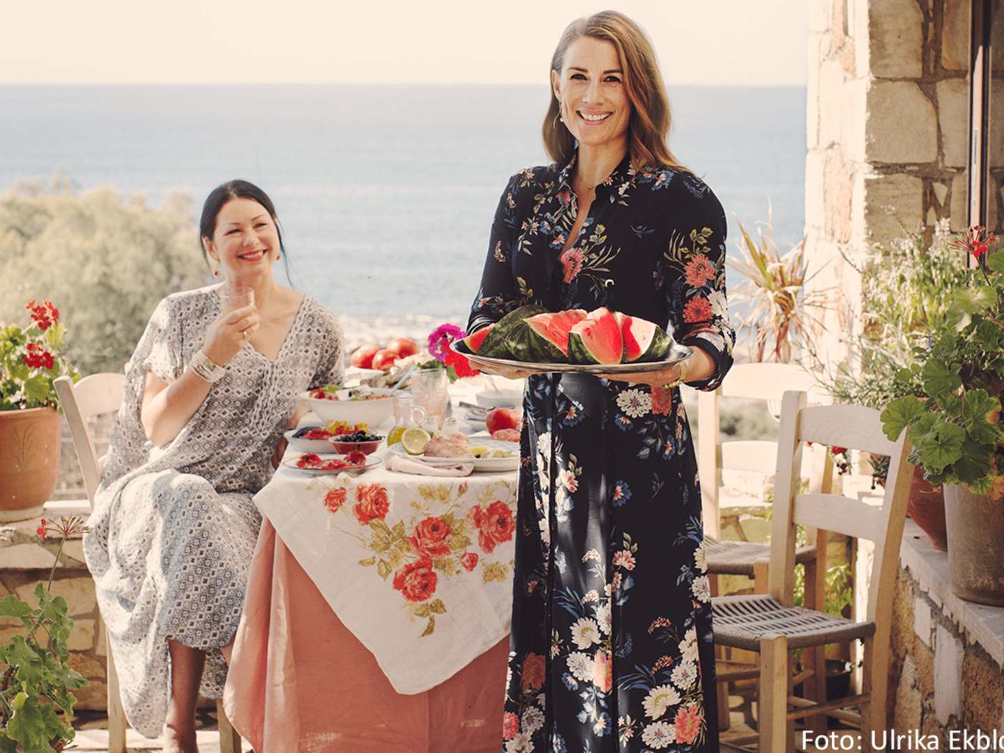 Jill Johnson och Maria Molin Ljunggren aktuella med kokbok om medelhavsmat