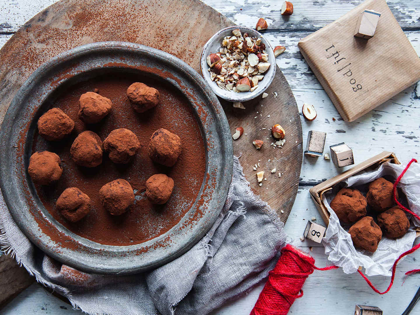 Tryffel med cognac, nougat och hasselnötter
