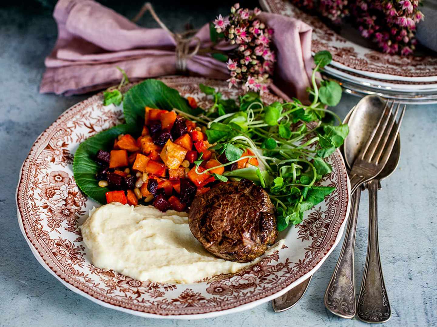 Parmesanrostade rotfrukter, palsternackspuré och kalvfilé
