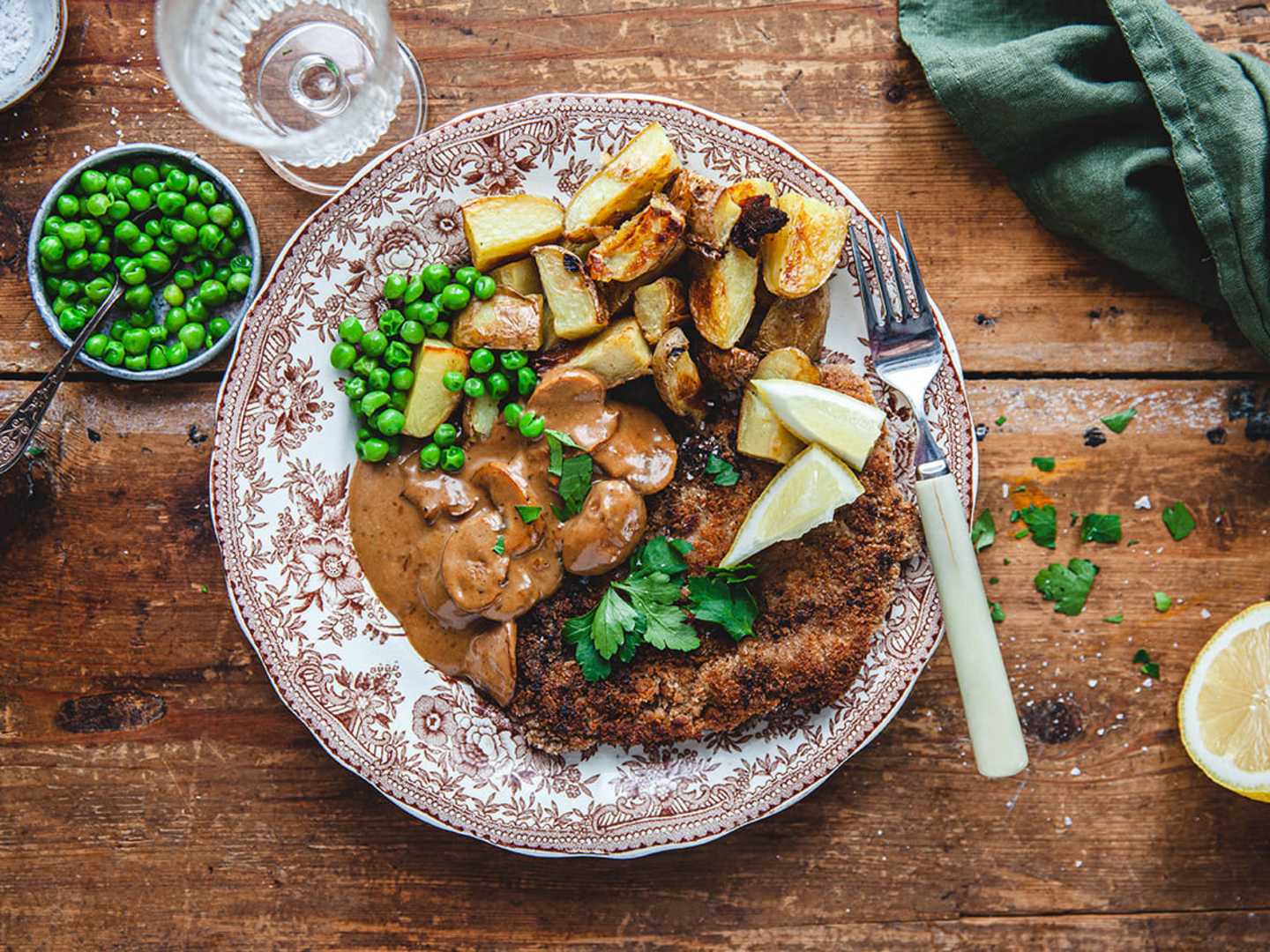Kalvschnitzel med champinjonsås och ugnsrostad potatis