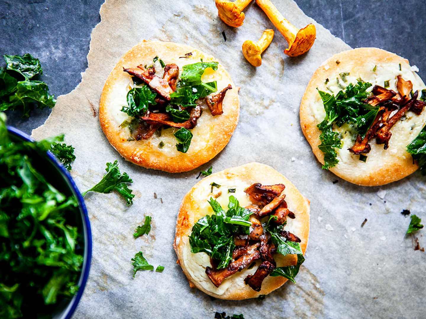 Kantarell och grönkålspizza