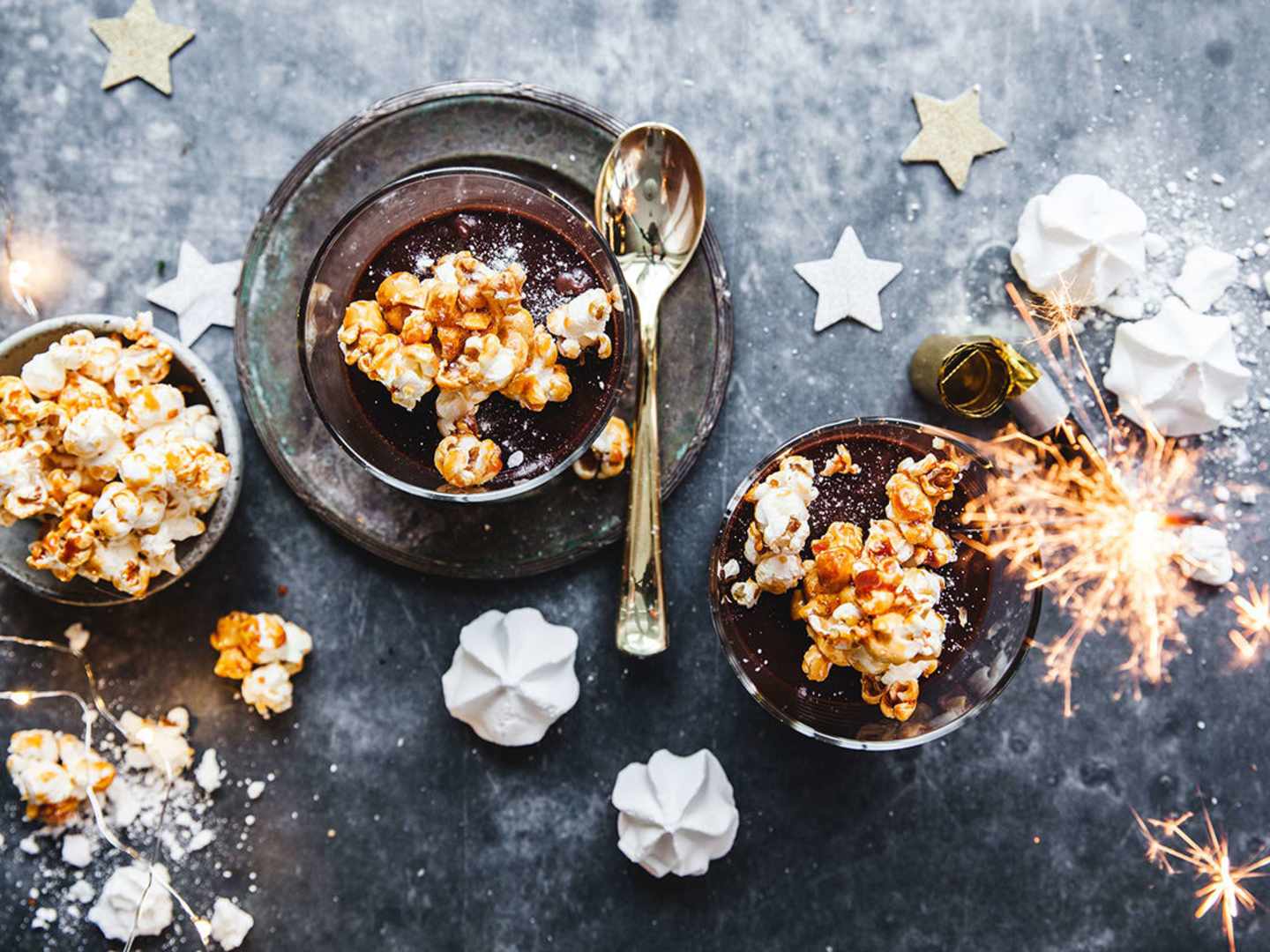 Chokladkräm med päronlikör och karamelliserade popcorn