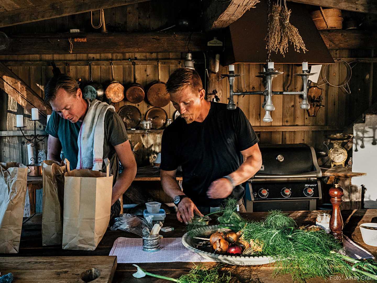 Mikael och Hubbe lagar mat i bod