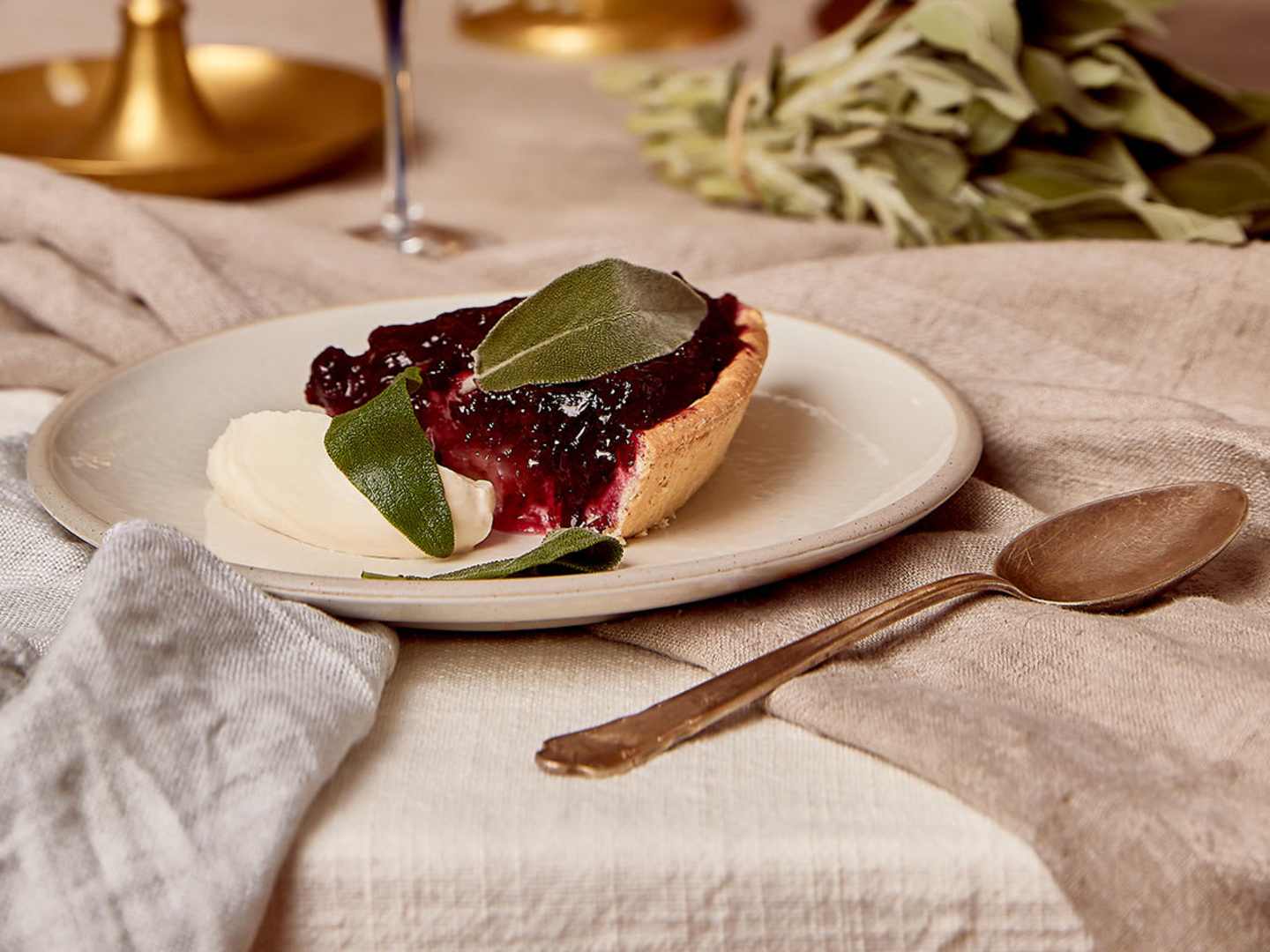 Körsbärstarte med salviagrädde