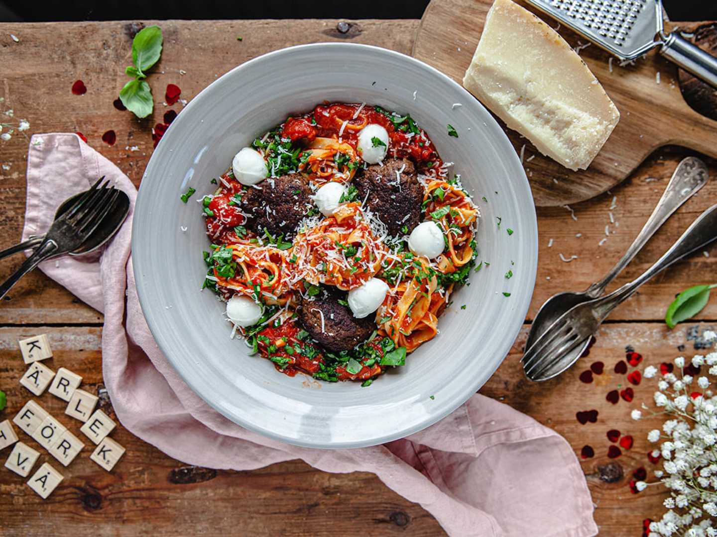 Köttbullar i tomatsås med två sorters ost.