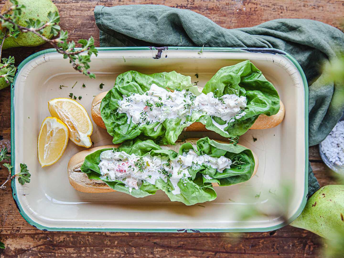 Krabbsallad i baguette i form 