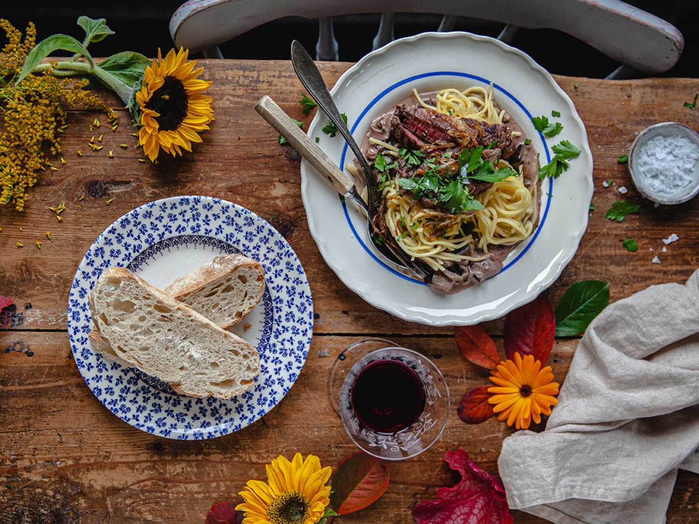 Krämig pasta med aubergine, entrecôte och karamelliserad lök med bröd