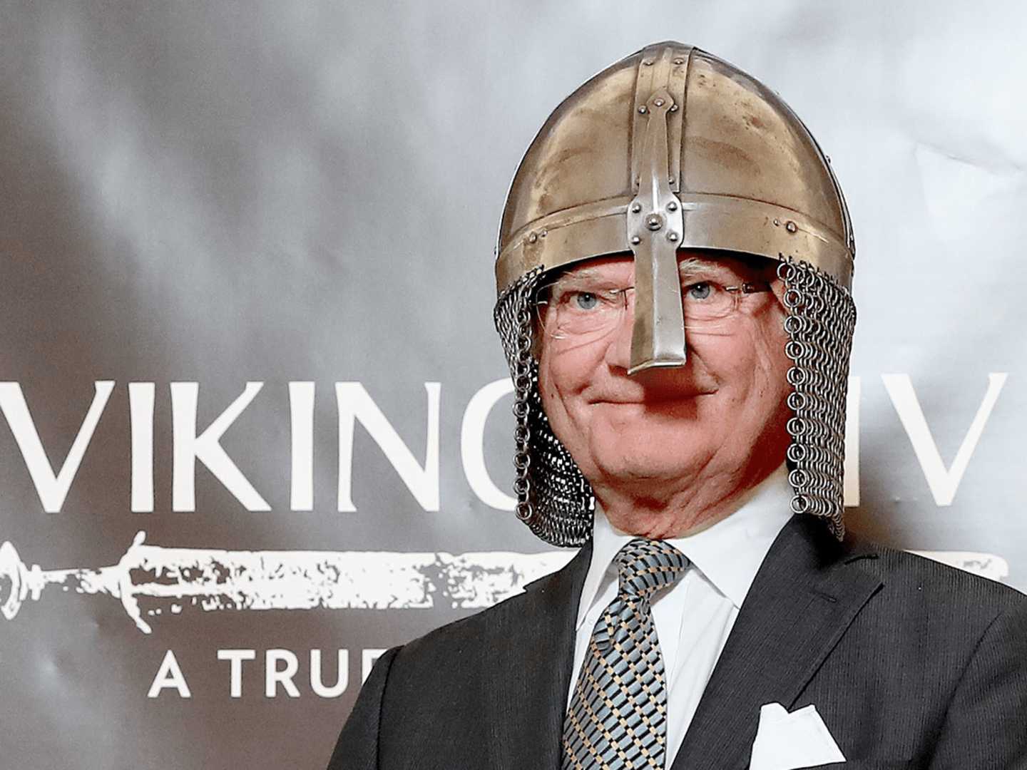 Kungen inviger Vikingautställningen iklädd Vikingahjälm