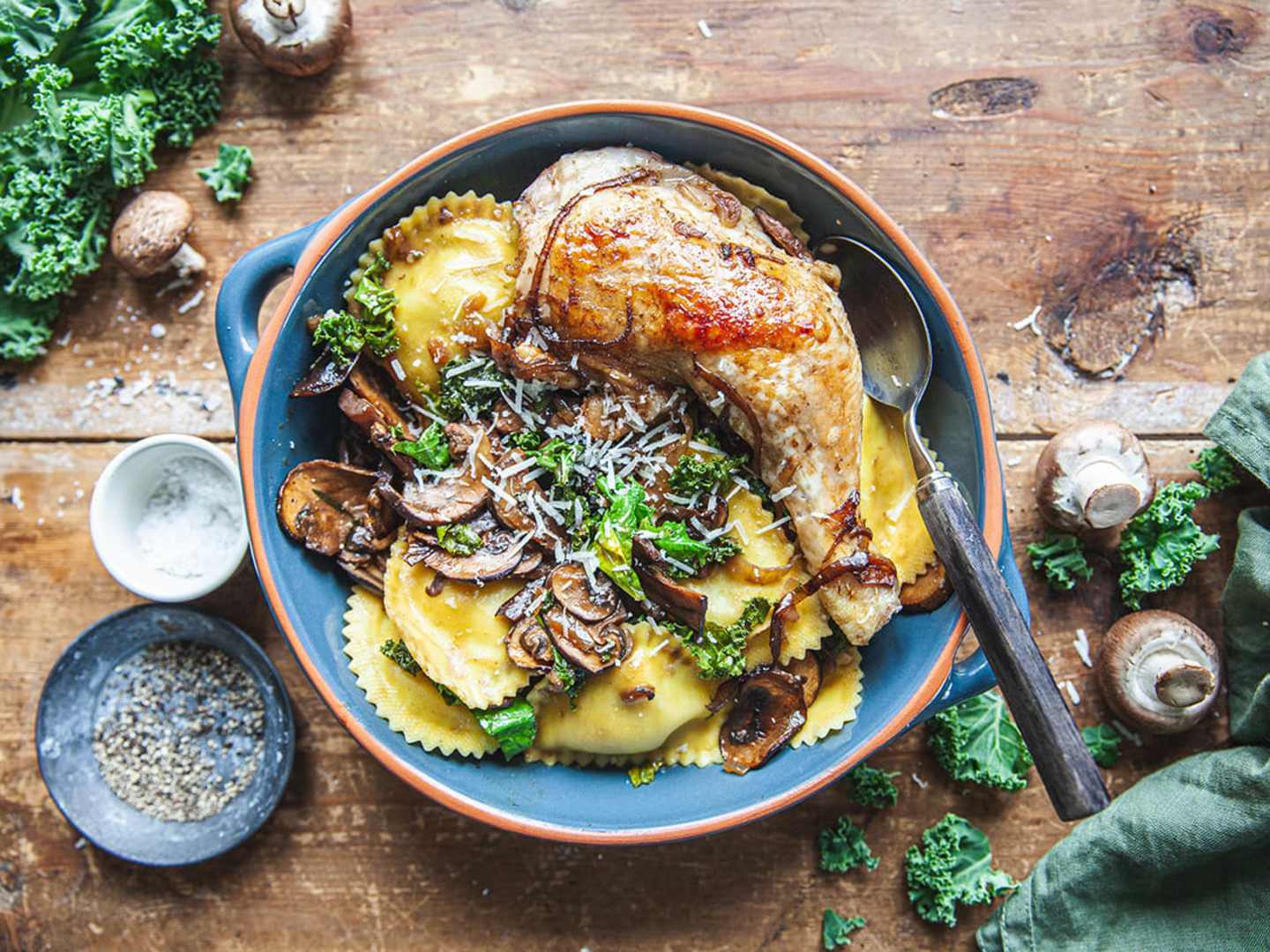 Kycklingklubba med champinjoner och tryffelfylld ravioli.