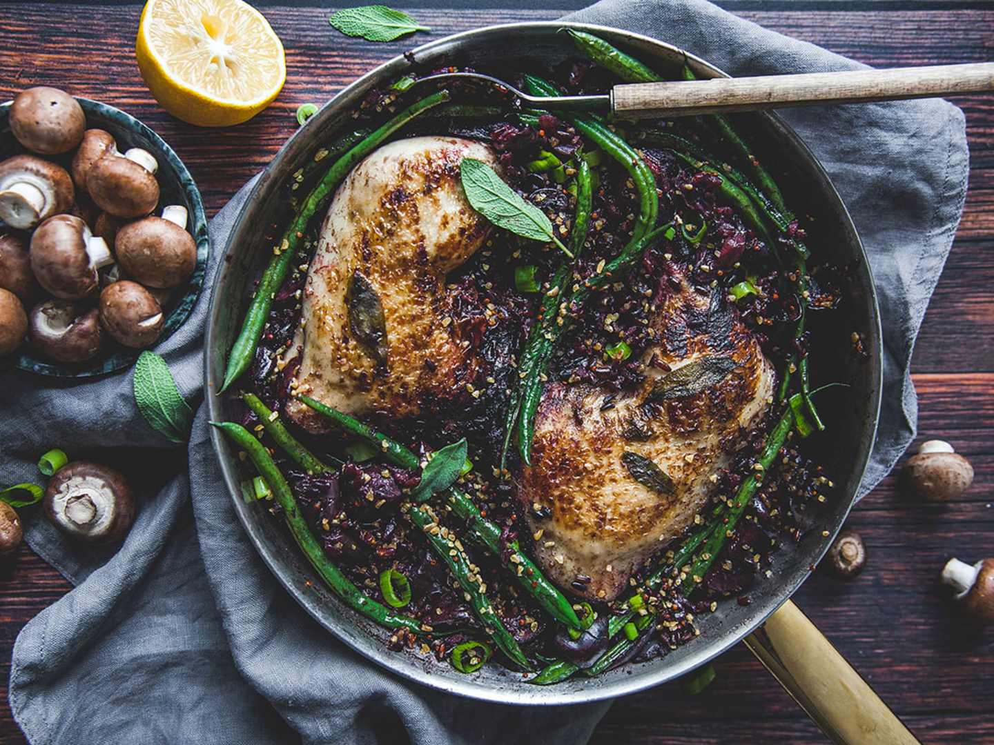 Saftig kyckling med svamp, salvia och svart ris