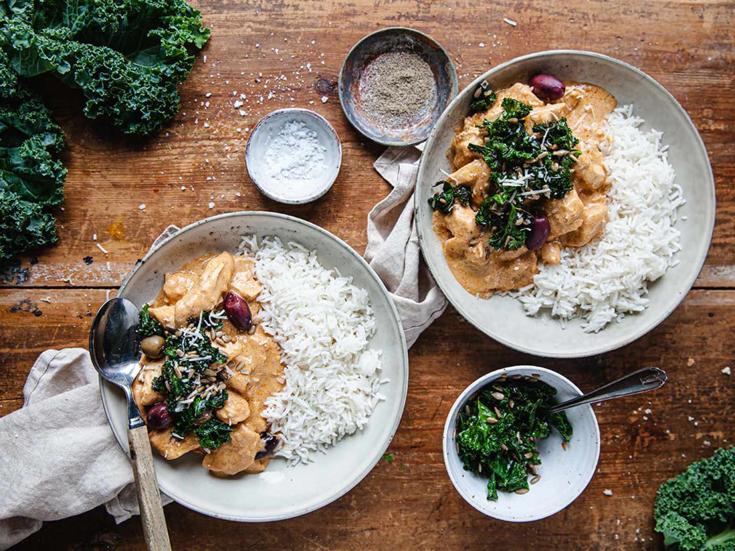 Kycklinggryta med parmesan och soltorkade tomater serverat på matbord