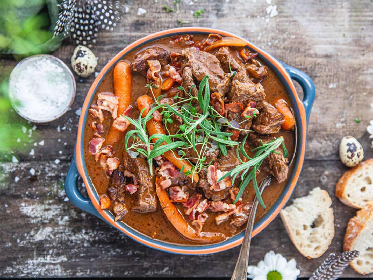 Lammgryta med morötter på ett bord. 