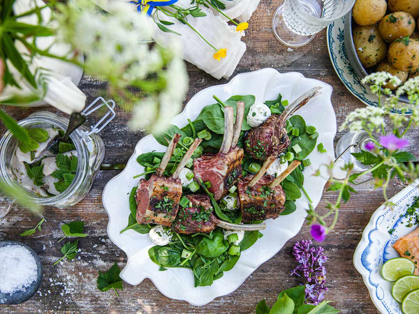 Grillade lammracks med parmesancrème och örtpotatis