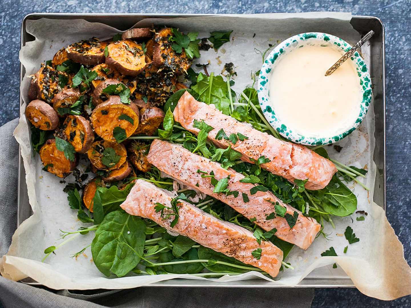 Lax med parmesangratinerad sötpotatis och aioli