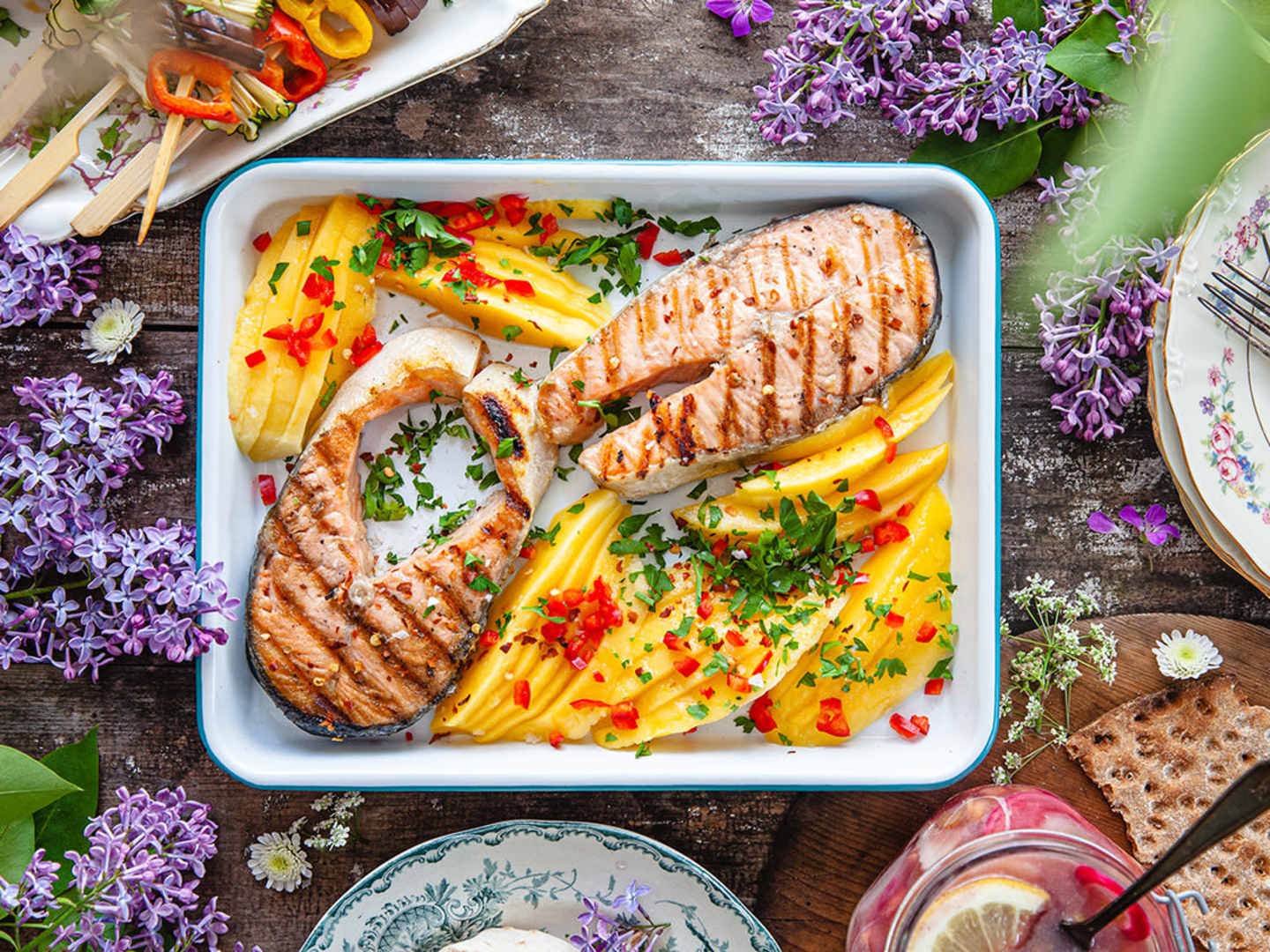 Grillade laxkotletter med mango