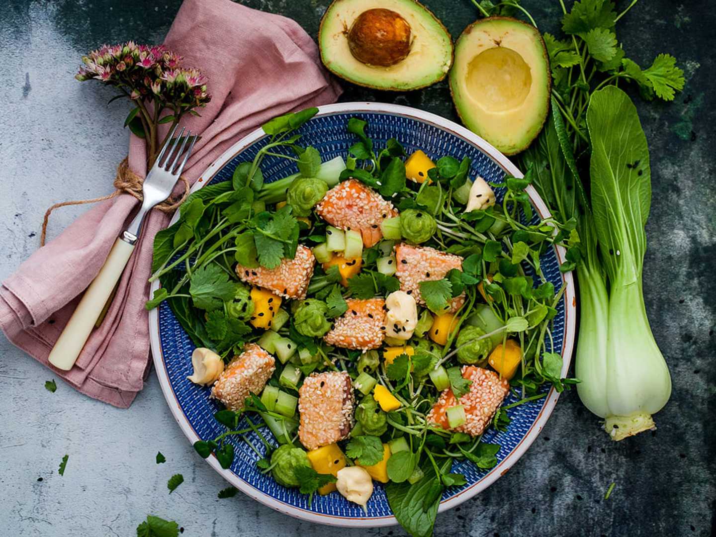 Laxsallad med avokadokräm och rökt majonnäs