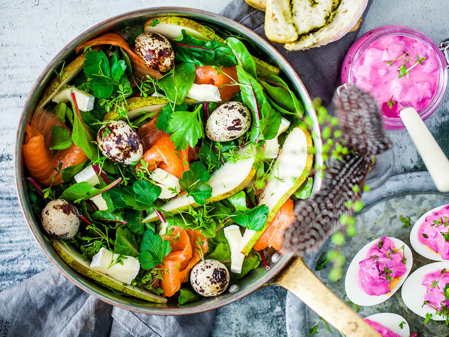 Rökt laxsallad med vaktelägg, ost och hjortrondressing