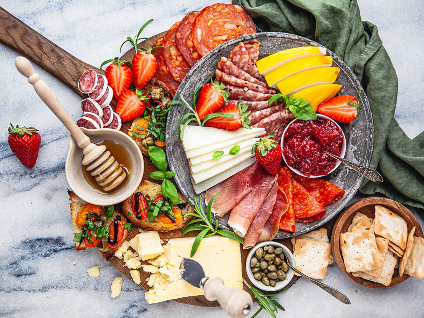 Charkbricka med olika tillbehör.