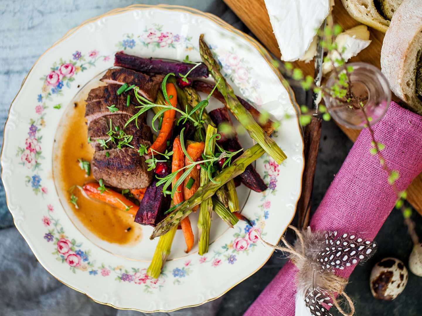 Marinerad lammytterfilé med ugnsbakade rotfrukter och gräddsås