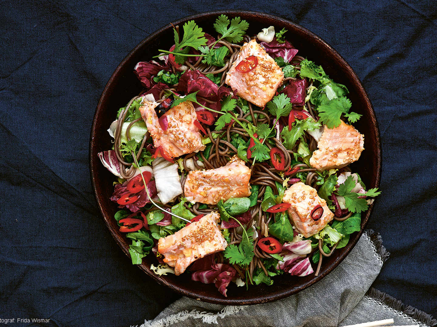 sesammarinerad lax på blå duk