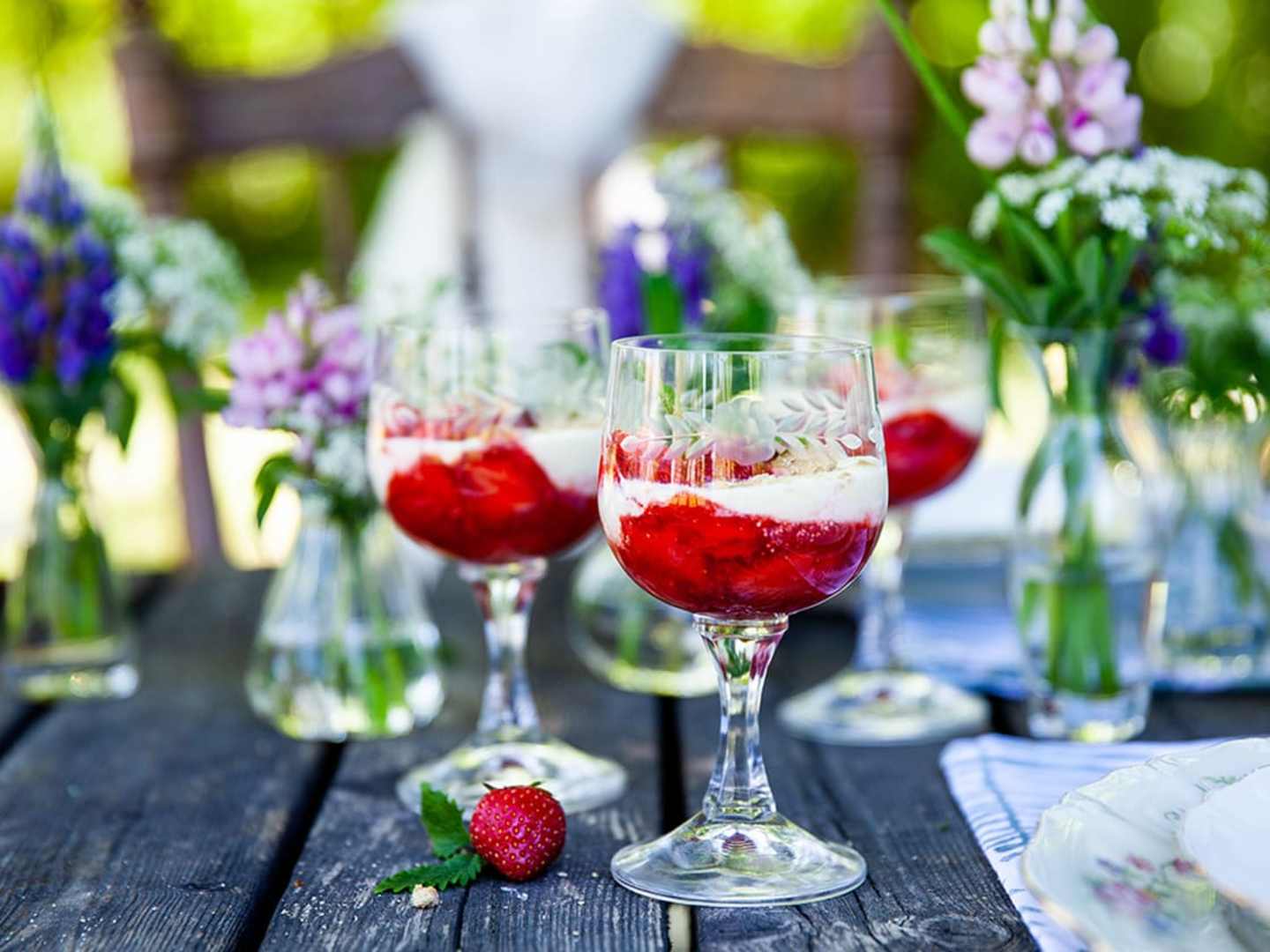 Flädermarinerade jordgubbar med vaniljsabayonne