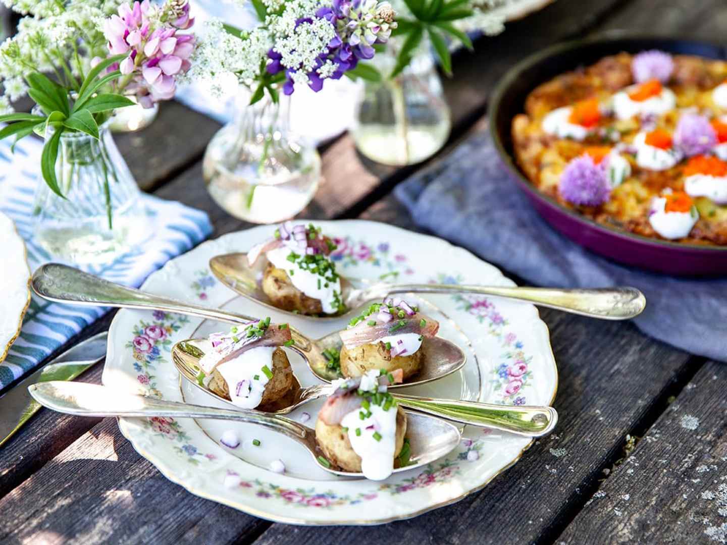 Matjessill och potatis på sked