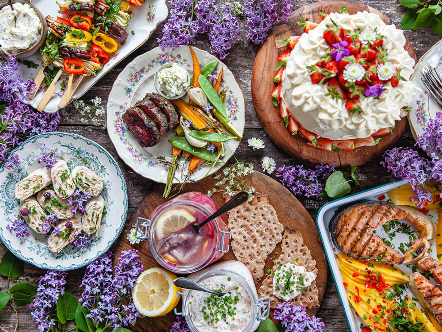 Midsommarmat uppdukat på långbord