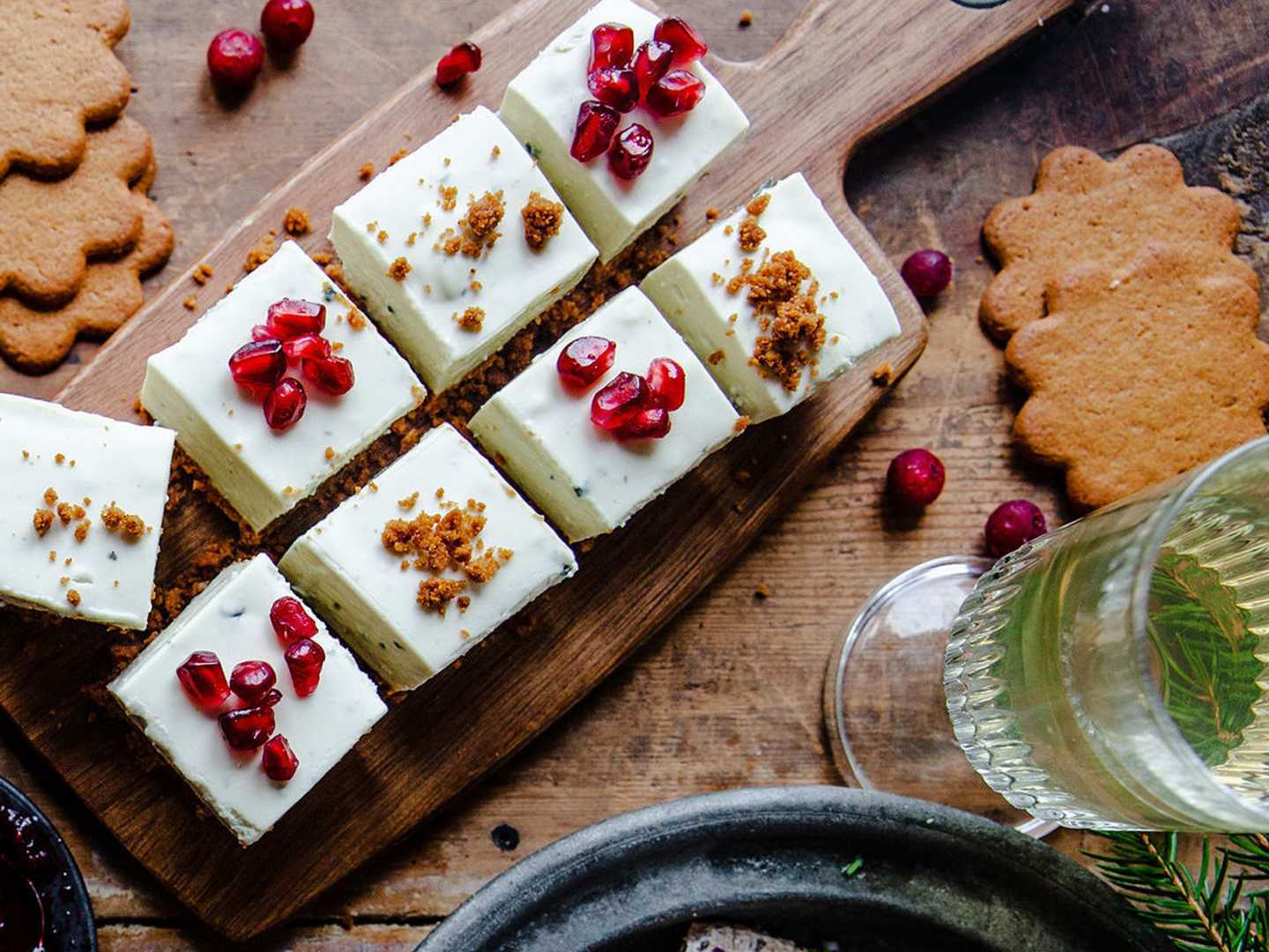 Mousse med ädelost, grädde och honung på pepparkaka
