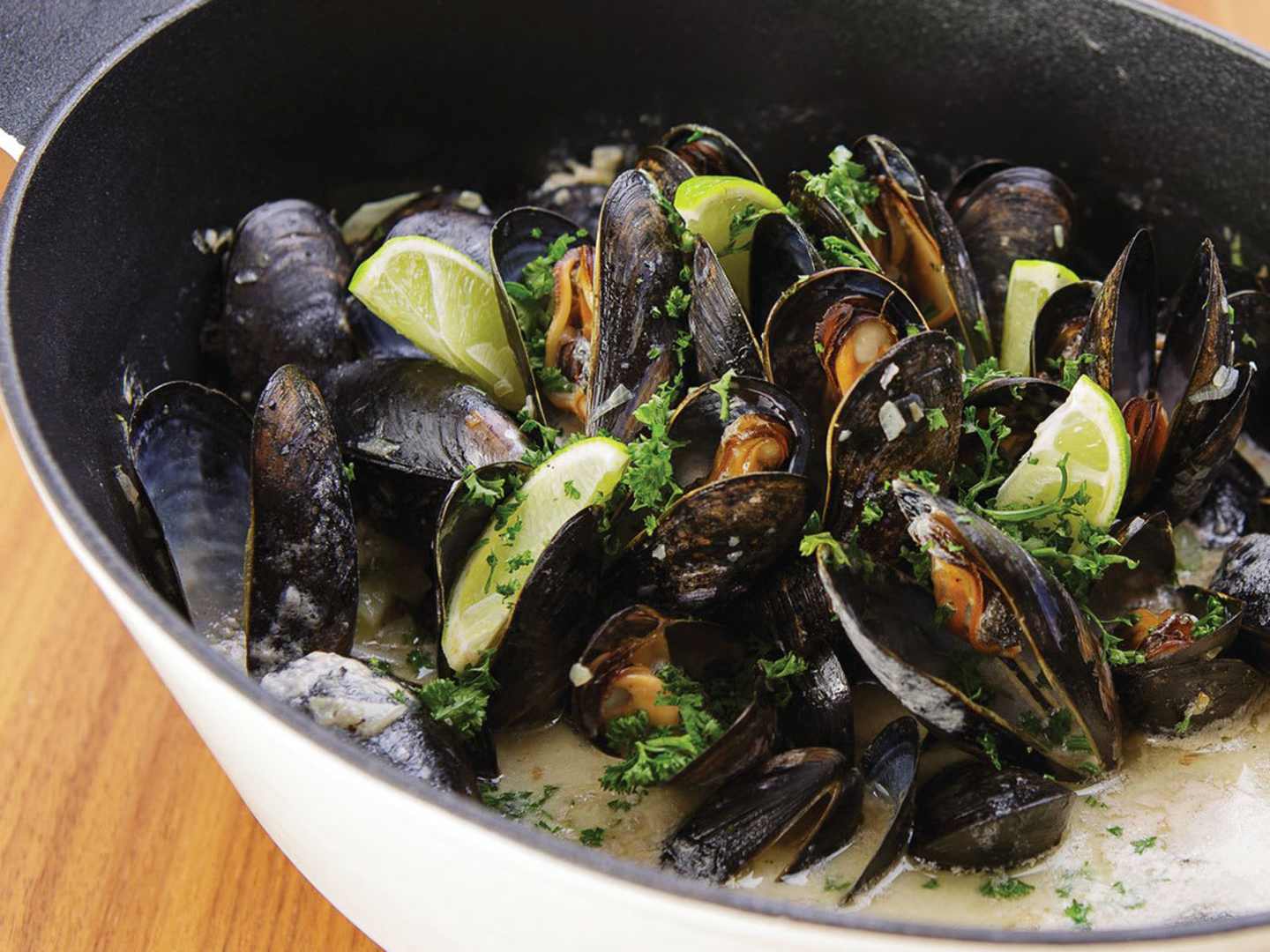 Ölkokta musslor med lakrtisaioli i gryta 