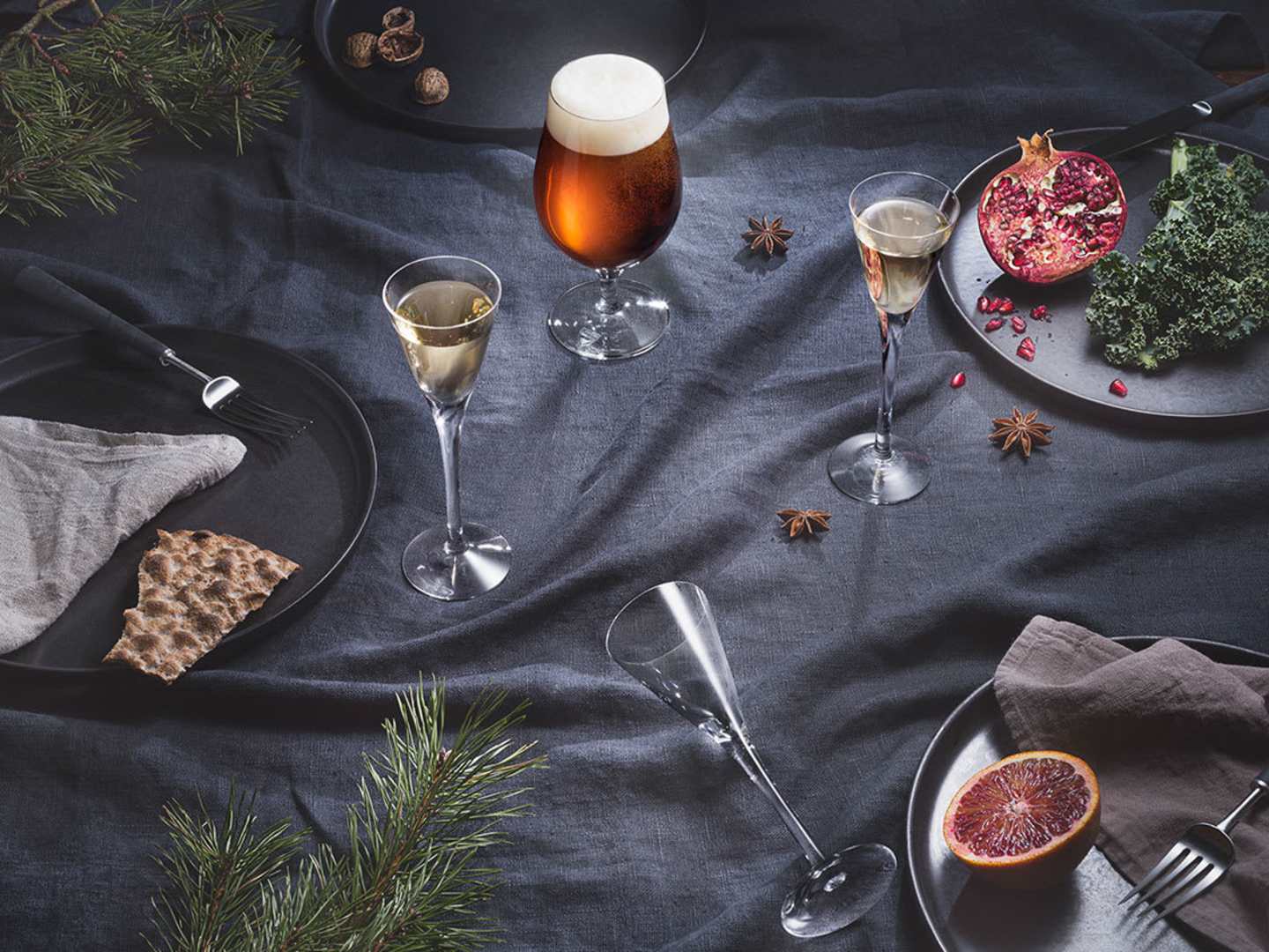 Julbord med öl- och snapsglas från Orrefors serie More