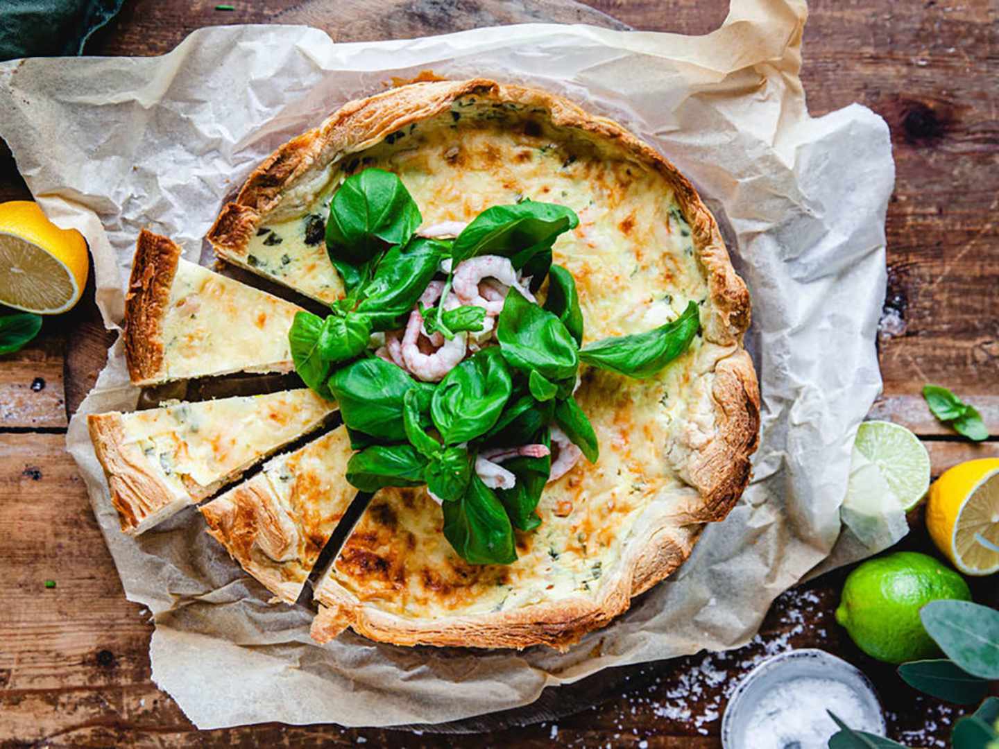 Frasig smördegspaj med räkor