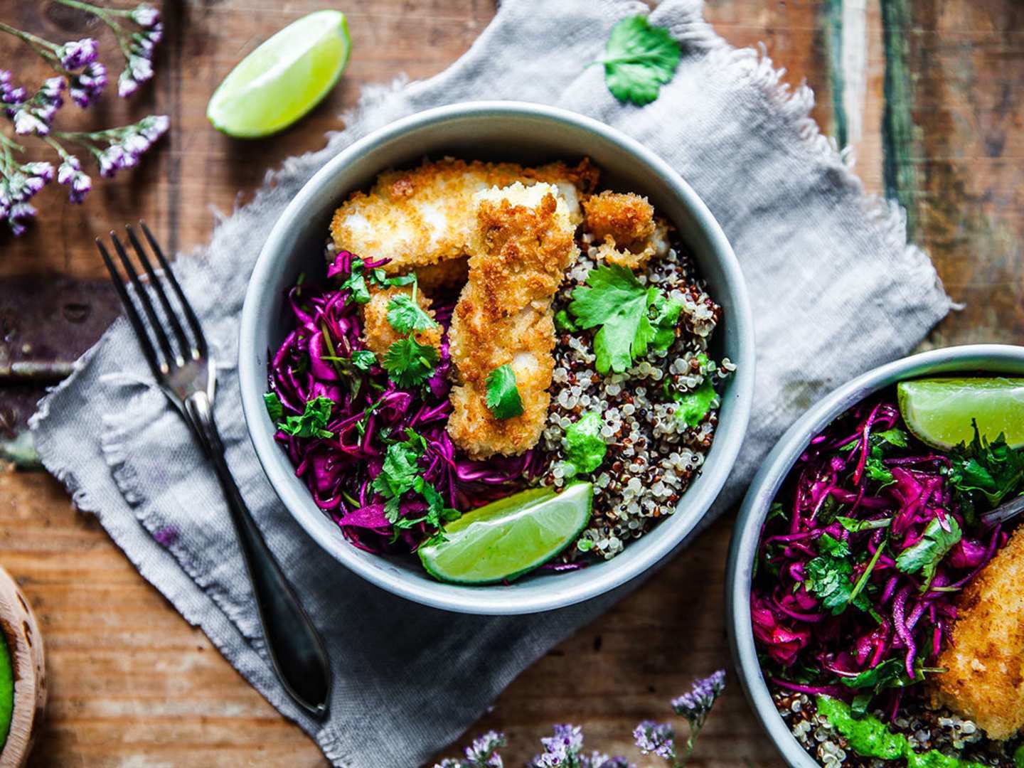 Skaldjursbowl med pankopanerad fisk