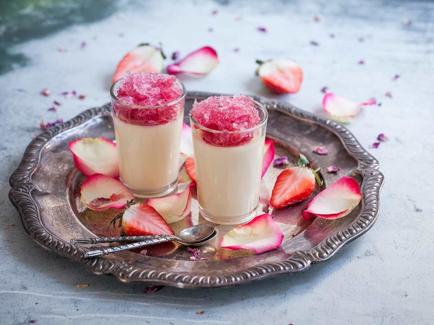 Vit chokladpannacotta med granita