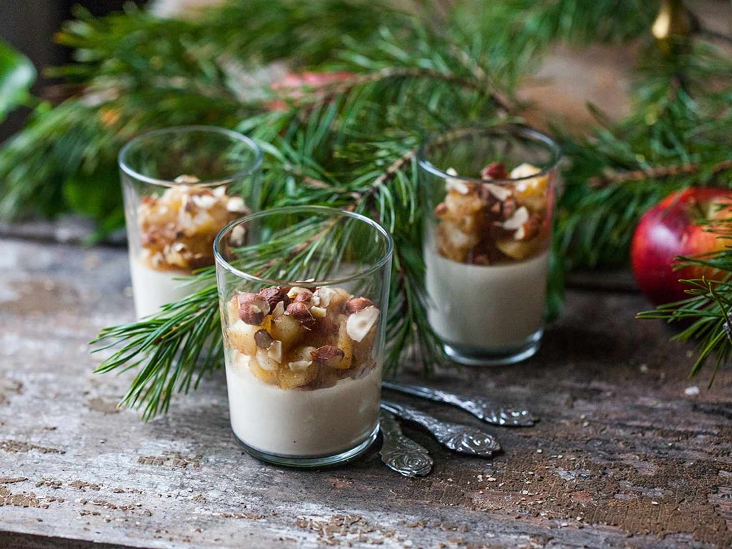 Pannacotta med calvadosfrukt och hasselnötter