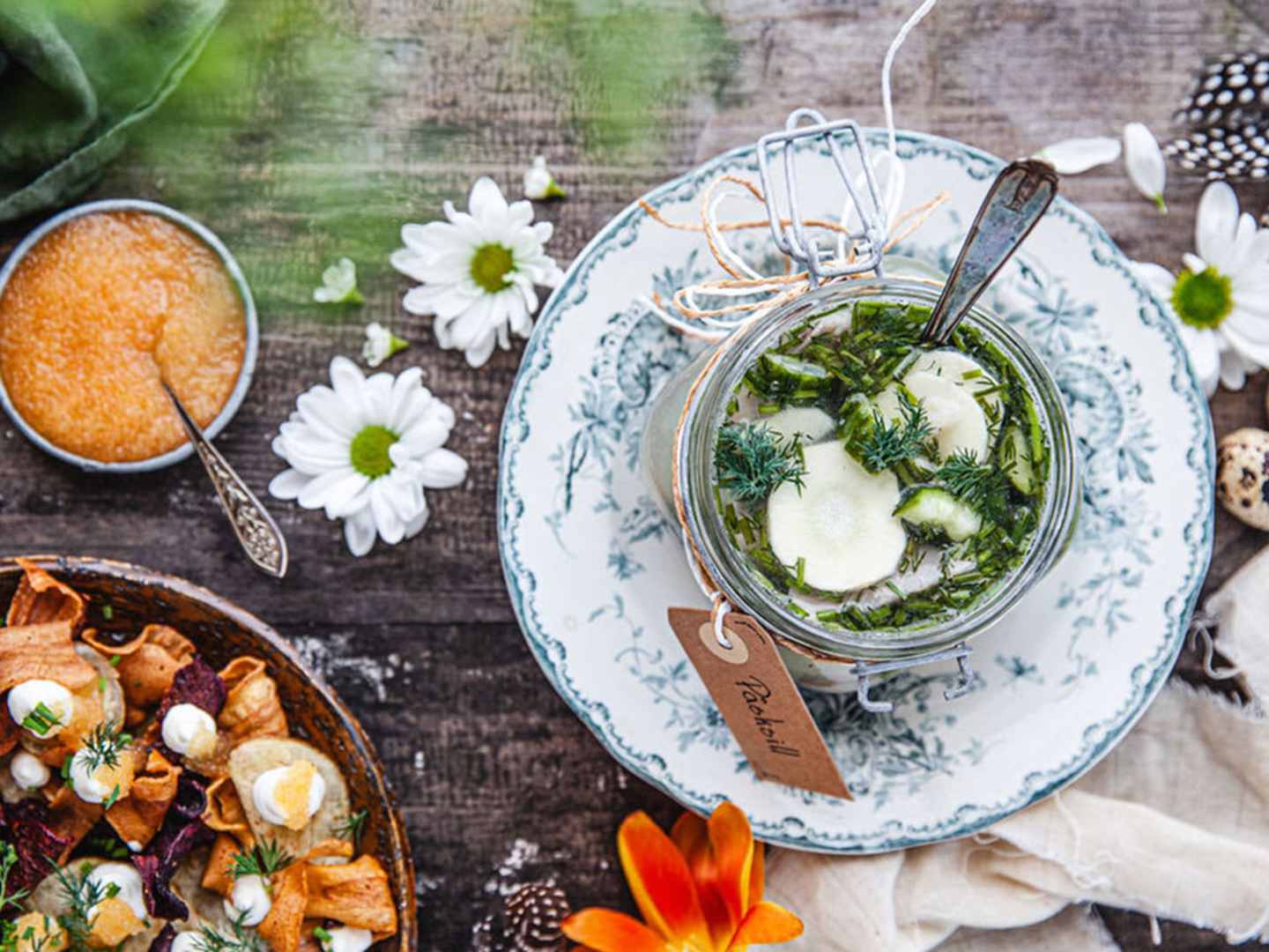 Burk med sill på dukat bord 
