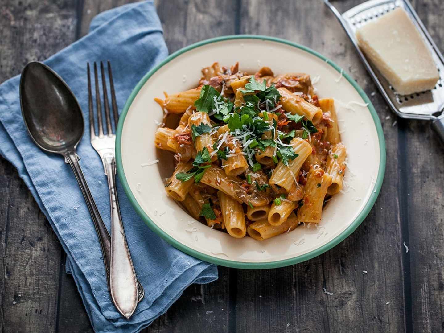 Krämig pasta med färsk svamp och soltorkade tomater