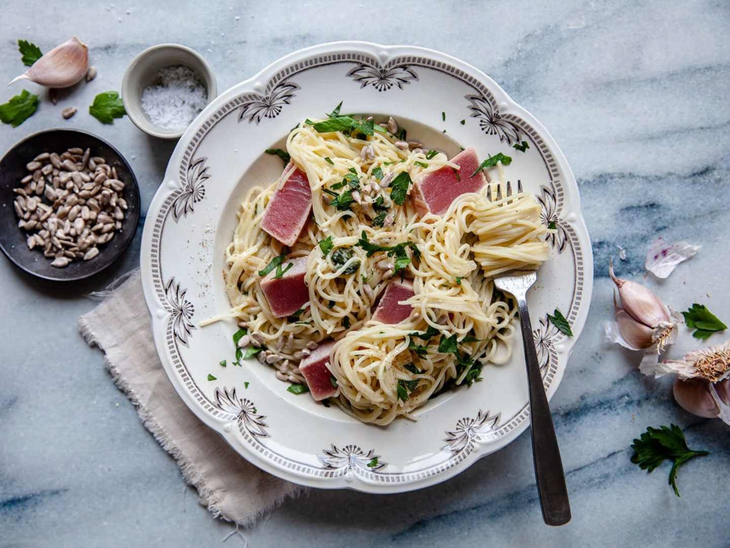 Pasta med halstrad tonfisk, vitlök och vitt vin